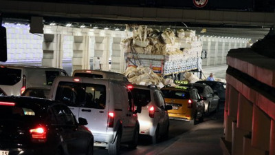 4 metre kuralına uymadı! TIR şoförünün tünelle mücadelesi