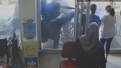 Bunu yapan bir akademisyen: Kızına sağlık raporu vermeyen doktorlara saldırdı!