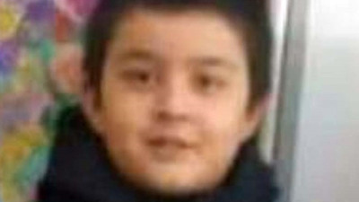 Üzerine kapı düşen çocuk hayatını kaybetti