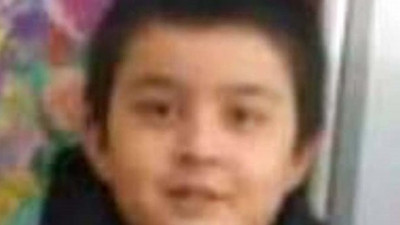 Üzerine kapı düşen çocuk canından oldu