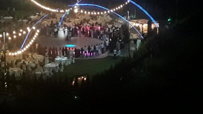 İzmir'de korona artışına rağmen halay çektiler