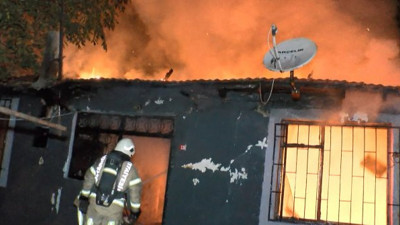 Ataşehir'de gecekondu alev alev yandı