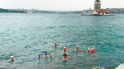 Anadolu Yakası’ndan Avrupa Yakası’na yüzerek işe gidiyorlar, gündelik eşyaları yanlarında, İstanbul trafiğine çare buldular