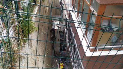Balkondan bakanlar şok oldu! Araba evin içine girmekten son anda döndü