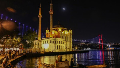 15 Temmuz Şehitler Köprüsü Süper Lig'e çıkan Karagümrük'ün renkleriyle ışıklandırıldı