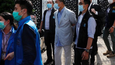 Canlı yayında gazeteye polis baskını: Medya imparatoruna ters kelepçe