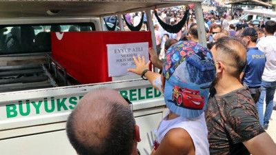 Polisin cenazesinde duygu dolu anlar. Babaya son dokunuşun karesi