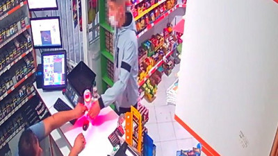 Babasına ait marketleri silah zoruyla soydu