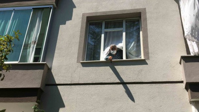 Camdan bakarken düştü, hastanede öldü