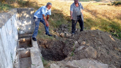 Tarihi çeşmenin suyunu kesip define aradılar