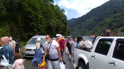 Ayder Yaylası'nda heyelan! Tatilciler mahsur kaldı, uzun araç kuyrukları oluştu