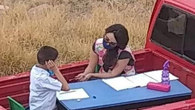 Meksika bu öğretmeni konuşuyor: Kamyonetinin arkasını sınıfa çevirdi