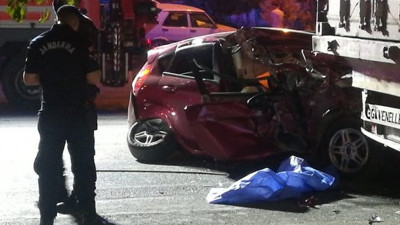 İzmir'de otomobil TIR dorsesine çarptı! 1 ölü ve yaralı