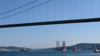Dev petrol platformu İstanbul Boğazı'ndan geçti
