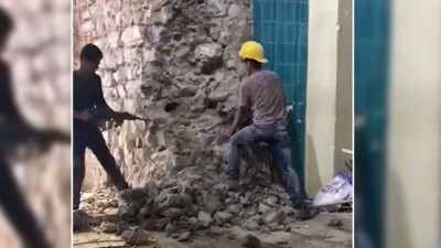 İBB'den alınıp Kültür Bakanlığı'na devredilen Galata Kulesi'nin duvarlarını hiltiyle parçaladılar