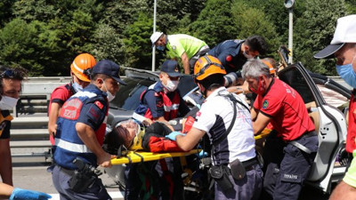 Kadın sürücü lüks cipiyle kamyonun altına girdi