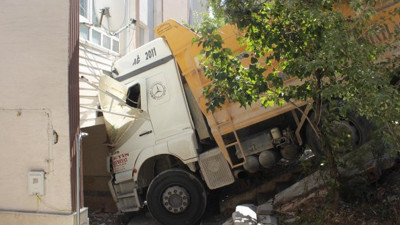Kamyon apartmandan içeri girdi