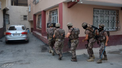 Polis kapıları kırıp evlere girdi