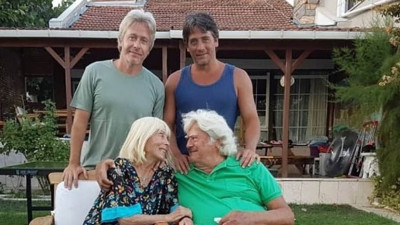 83 yaşındaki Cüneyt Arkın'ın son fotoğrafı ortaya çıktı. Eşine öyle bir bakış attı ki