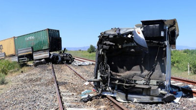 Lastiği patladı, kontrolden çıktı, şarampolü aştı, tren rayına daldı