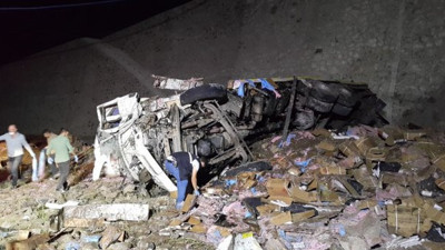 Erzurum'da facianın eşiğinden dönüldü! Dinamit yüklü kamyon devrildi