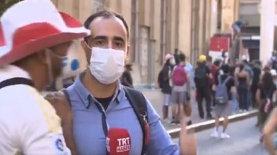 TRT muhabiri neye uğradığını şaşırdı: Canlı Yayında öpücük şoku!