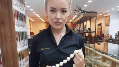 Ukraynalı eski model, Kayseri'de tespih üretiyor