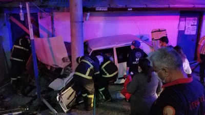 Alkollü sürücü paniğe yol açtı! Kütahya'da otomobil direkle duvar arasında böyle sıkıştı