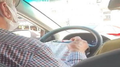 İstanbul'da araç kullanırken at yarışı oynayan taksici pes dedirtti