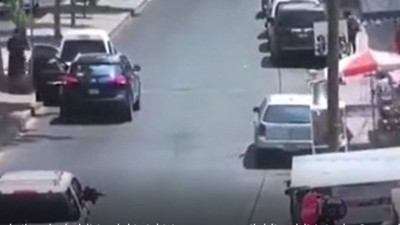 Kasisten böyle kaçtı! Lüks cipin camından makineli tüfekle kaldırımdakileri taradı