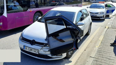 Aracın kopan kapısı havalanıp diğer aracın önüne ok gibi saplandı
