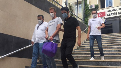 Karısına aşık olan 10 yıllık arkadaşını öldürdü