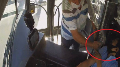 Maske uyarısı yapan şoföre yumruk! Hem de otobüs hareket halindeyken...