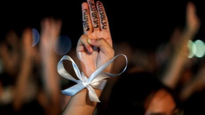 1 aydır sokakta olan öğrenciler kendilerine bu sembolü seçti, Açlık Oyunları’ndan ilham aldılar