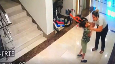 Kadın komşu çocuklarını öyle bir dövdü ki! Nedeni şoke etti