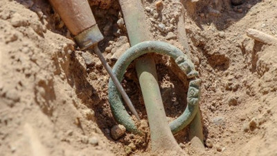 Van'daki kazılarda bilezikli çocuk iskeleti bulundu