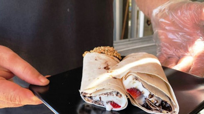 İstanbul’a Sakarya’dan misilleme geldi, külahta çiğ köfteye inat lavaşta dondurma satıyor