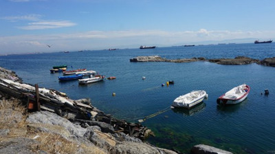 Denizin ortasında bulunan adamın meğer derdi başkaymış! Kaptan görmese gitmişti! Seni gidi seniiiiii