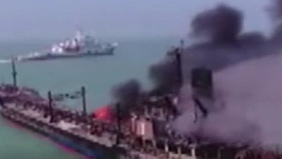 Yük gemisinin çarptığı tanker alev alev! Nehirde can pazarı