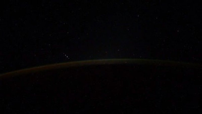 Rus kozmonot uzayda çekti… Hiç bu kadar yakından görüntülenmemişti… Yakalandınız oğlum