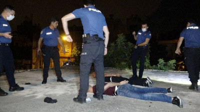 Adana'da ev kurşunladılar! Kedi gibi damlara kaçtılar