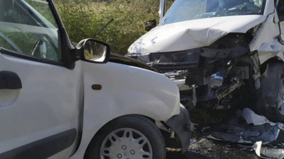 İzmir'de araçlar kafa kafaya çarpıştı!1 ölü 6 yaralı