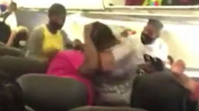 Uçakta saç saça baş başa korona kavgası! Pilotlar bile şaşkına döndü