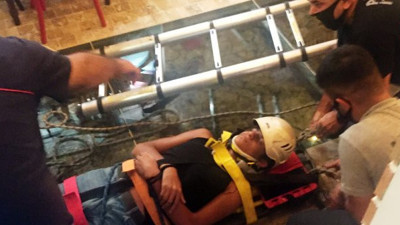 Kafenin içindeki kuyuya düştü! Hastanelik oldu