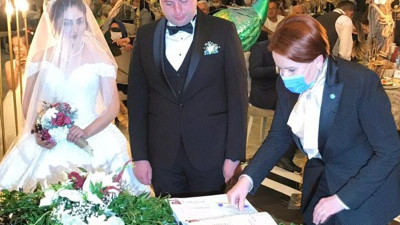 Akşener, genç çiftin mutluluğuna ortak oldu