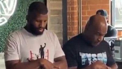 Mike Tyson namaz kıldı, sosyal medya yıkıldı