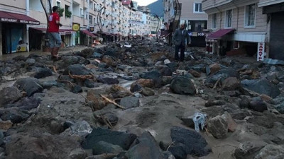 Yağmur suları dağlardan kayaları böyle getirdi… Dere yataklarına ev yapmanın korkunç sonucu… İbretlik fotoğraf