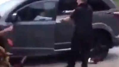 Aracına binen adamın sırtına kurşun yağdırdı! Amerika'da polis şiddeti bitmek bilmiyor! Vurulma anı kemerada