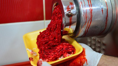 Hazır kıymaya bici bici boyası! Market depolarının hali içler acısı