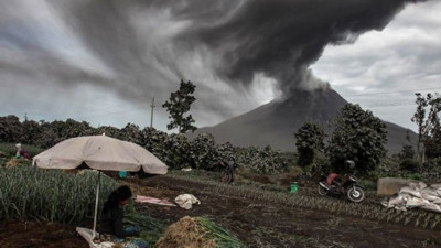 Ofluyor pofluyor patlarsa fena patlayacak! Haftalardır çevresine kül püskürtüyor